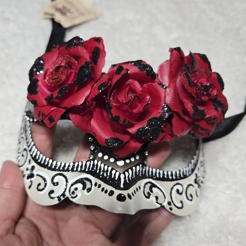 La Maschera Del Galeone Venetian Mark NWT Red Roses Hand Painted